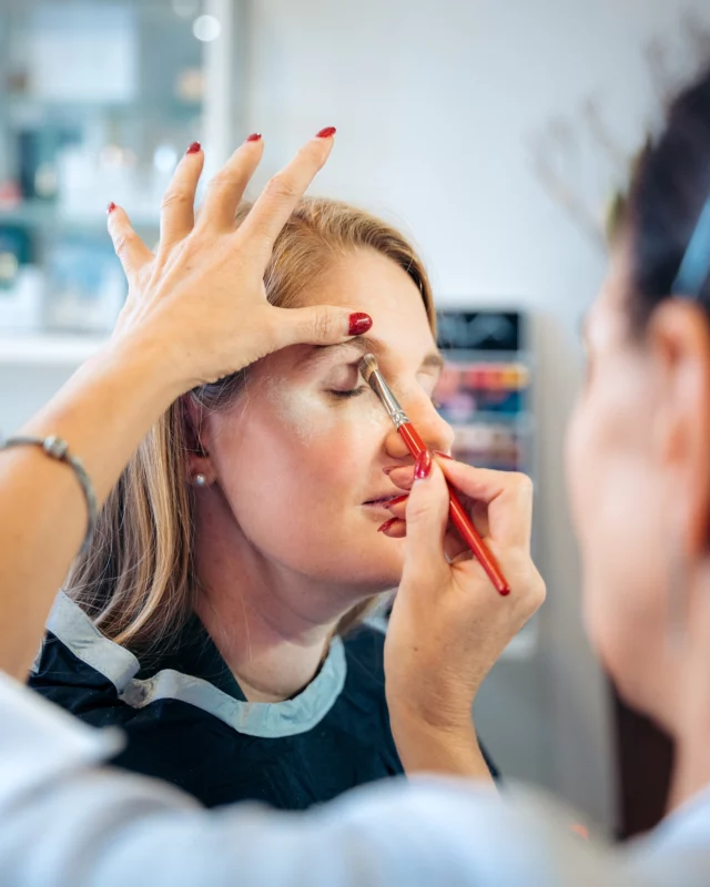 Un moment tout en douceur pour sublimer votre journée spéciale ✨
 Parce que le maquillage de mariage, c’est avant tout révéler ce qui vous rend unique, avec une touche d’élégance et de délicatesse !

Et puisque la Saint-Valentin approche à grands pas 🌹 c’est l’occasion parfaite pour vous offrir (ou offrir à une personne chère) une parenthèse beauté. Une mise en lumière subtile et raffinée pour célébrer l’amour et rayonner de mille feux ce jour-là !

#lumiart #makeup #mariage